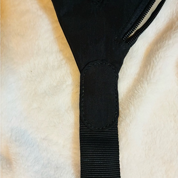 Baggallini Black Sling Pack with Silver Logo - Picture 8 of 9